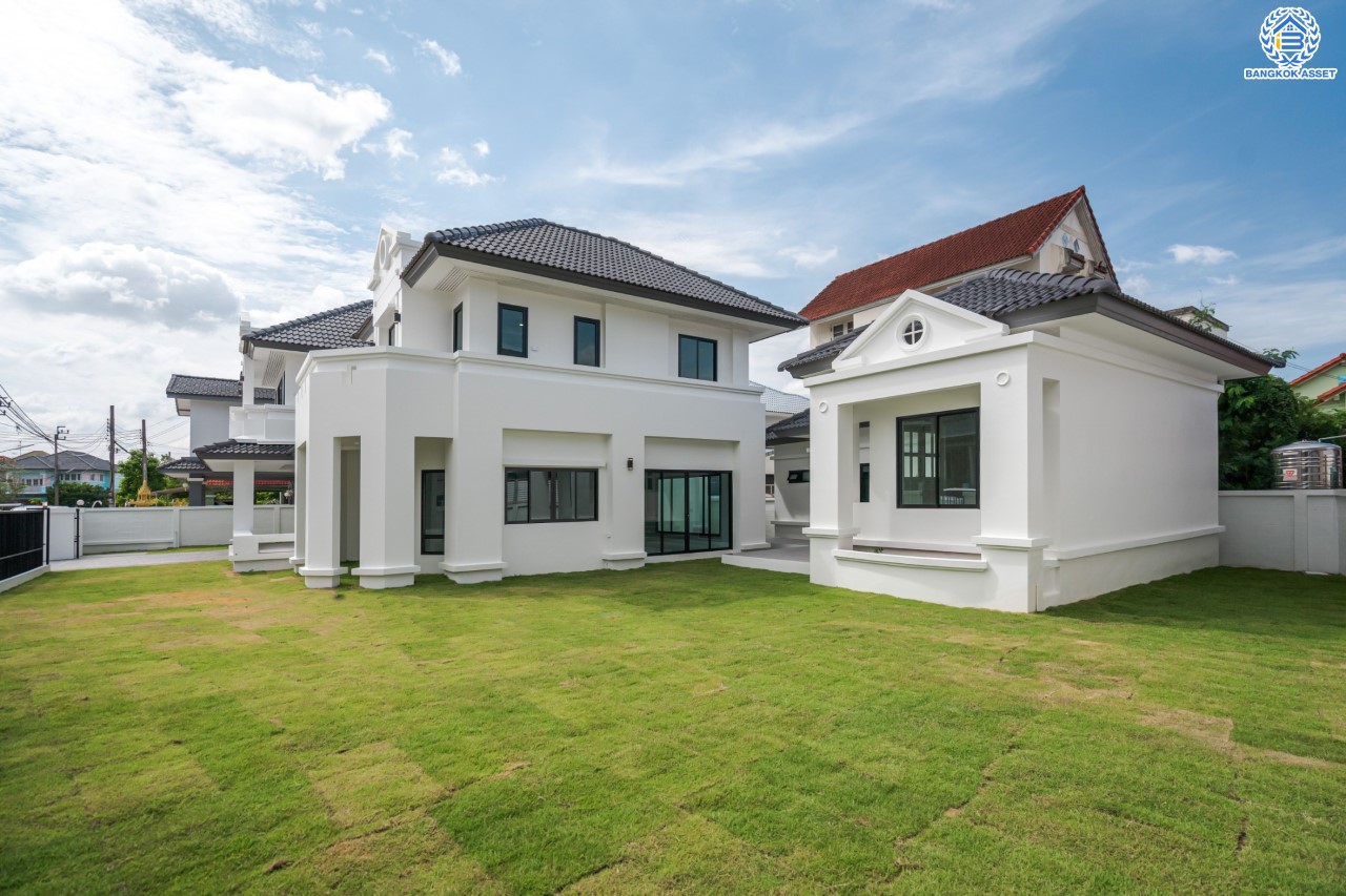 คฤหาสน์หลังใหญ่ตกแต่งใหม่ ม.บ้านสวนดอกไม้ ปิ่นเกล้า ดีไซน์สุด Luxury เนื้อที่ 154.5 ตร.ว. บนพื้นที่ใช้สอยถึง 435 ตร.ม. ฟังก์ชันจัดเต็ม 5 ห้องนอน 6 ห้องน้ำ 1 ห้องแม่บ้าน 2 ห้องอเนกประสงค์ (มีเรือนรับรองด้านข้าง พร้อมห้องน้ำในตัว) จอดรถได้ถึง 4 คัน บนทำเลเชื่อมต่อเมืองอย่างรวดเร็ว ใกล้ทางคู่ขนานลอยฟ้าบรมราชชนนี ทางด่วน "กาญจนาภิเษก" ม.มหิดล และเซ็นทรัลปิ่นเกล้า